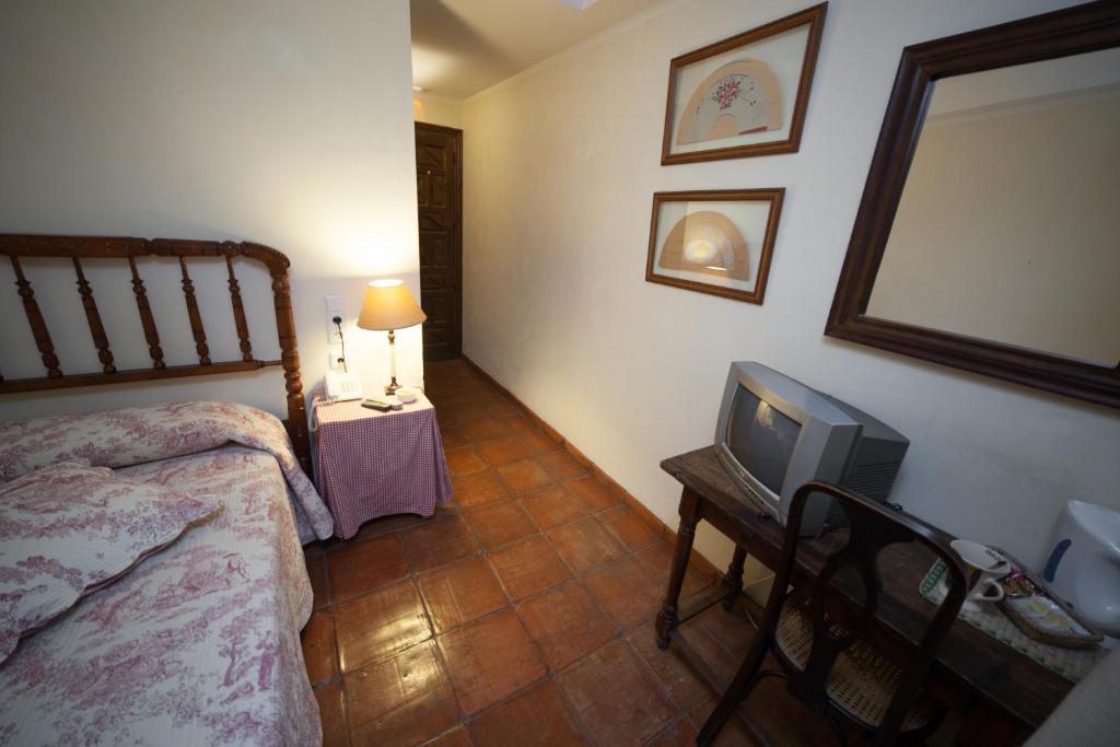 A bed or beds in a room at Hotel Restaurante Doña Anita