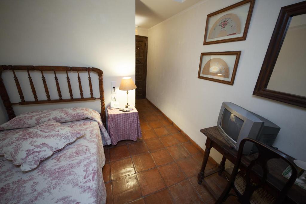 A bed or beds in a room at Hotel Restaurante Doña Anita