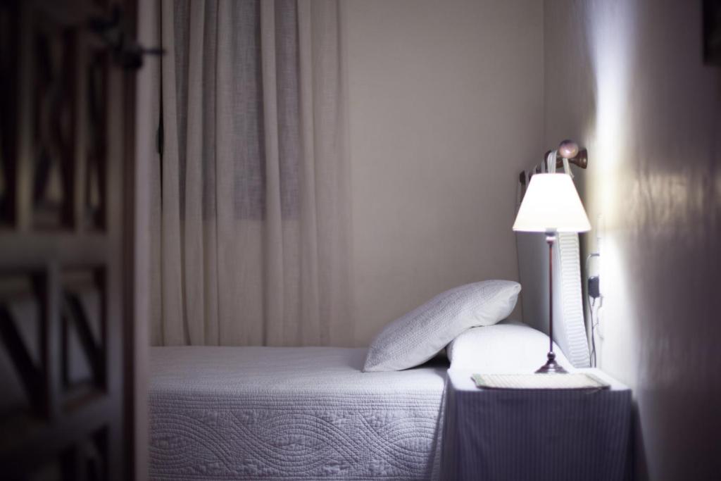 A bed or beds in a room at Hotel Restaurante Doña Anita