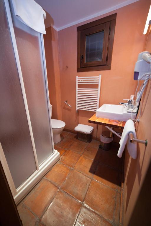 A bathroom at Hotel Restaurante Doña Anita