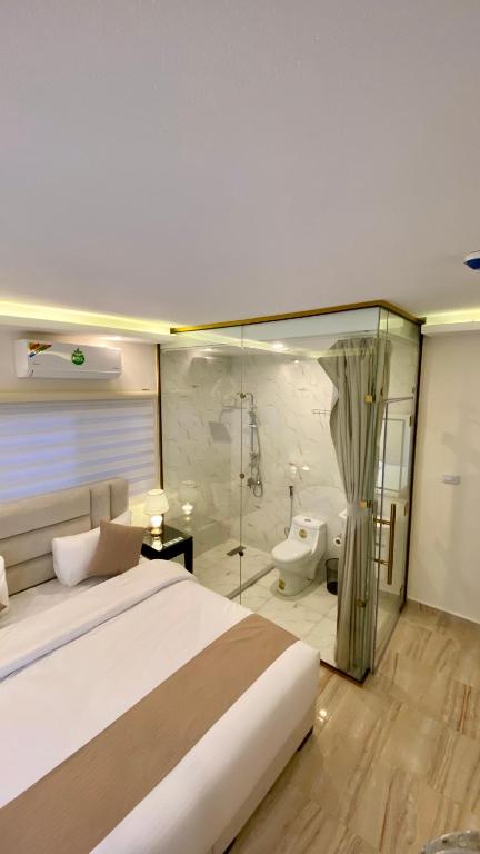 Postel nebo postele na pokoji v ubytování Eighth Wonders Hotel