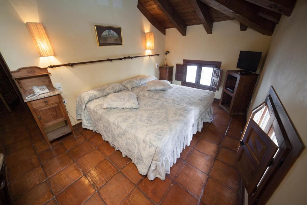 A bed or beds in a room at Hotel Restaurante Doña Anita