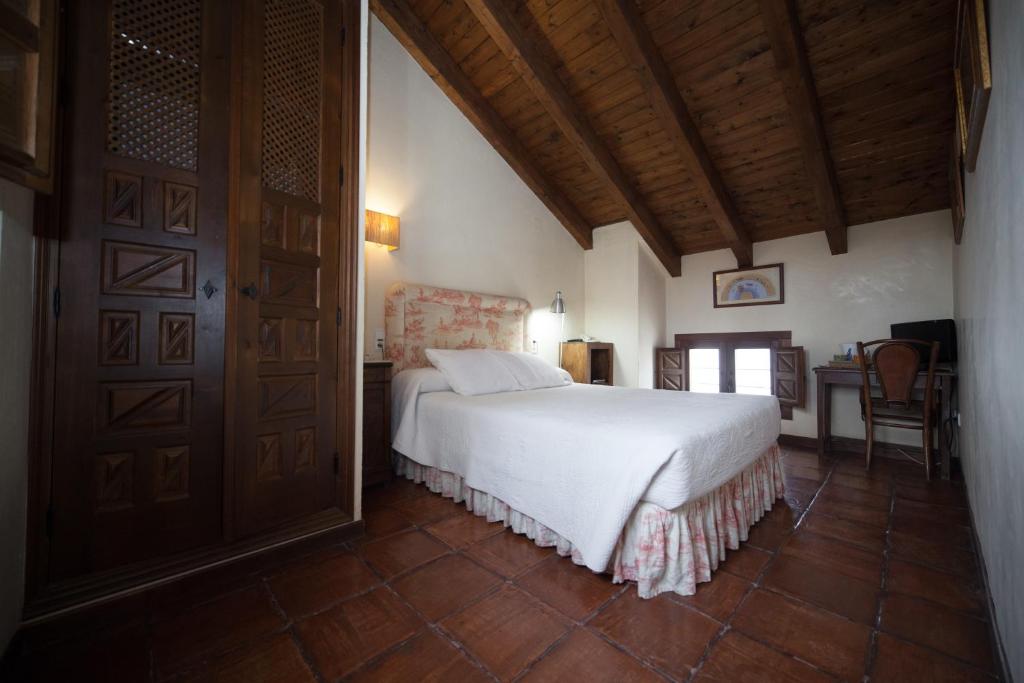 A bed or beds in a room at Hotel Restaurante Doña Anita