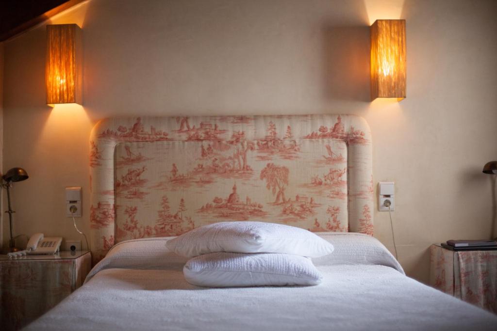 A bed or beds in a room at Hotel Restaurante Doña Anita