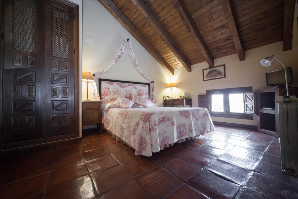 A bed or beds in a room at Hotel Restaurante Doña Anita