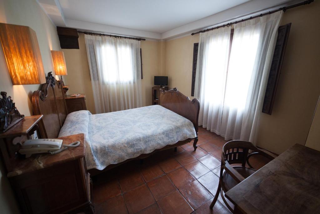 A bed or beds in a room at Hotel Restaurante Doña Anita
