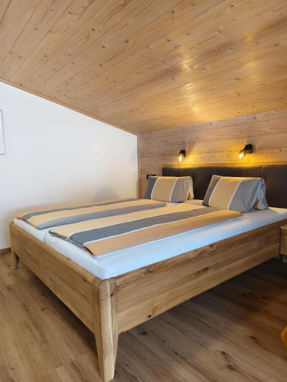 Postel nebo postele na pokoji v ubytování Gästehaus Midi