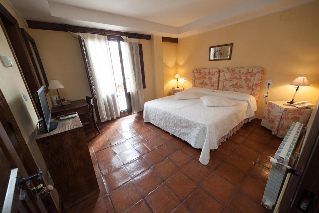 A bed or beds in a room at Hotel Restaurante Doña Anita