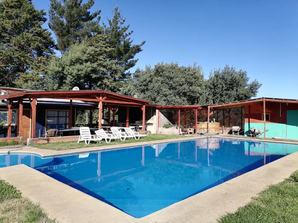 ein Swimmingpool vor einem Haus in der Unterkunft Cabaña Bungalow SPA pasaje Las Pataguas in Quillón