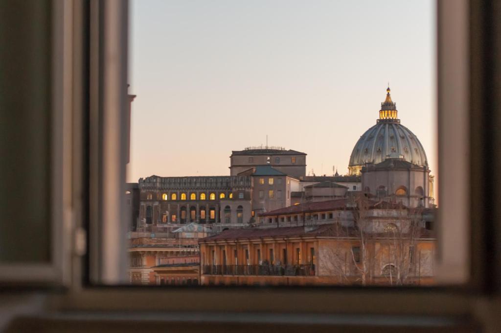 una finestra con vista sulla città di St.Peter's Mirror - Romantic View a Roma