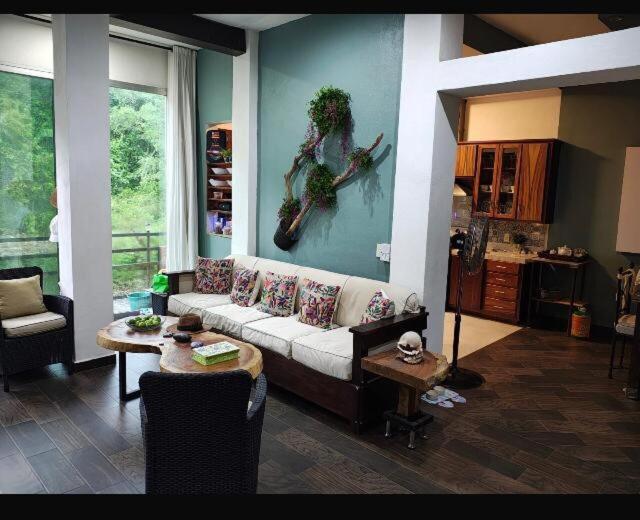 una sala de estar con un sofá y una mesa en Casa Melodía Del Río-River-Escape, Mountians Views, en Puerto Vallarta