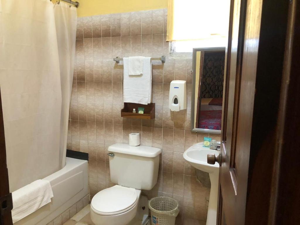 Koupelna v ubytování Chaleanor Hotel