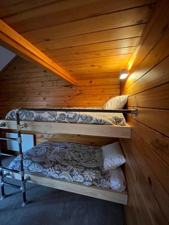Postel nebo postele na pokoji v ubytování Smoke Lake Hot Springs Lodge & Camp