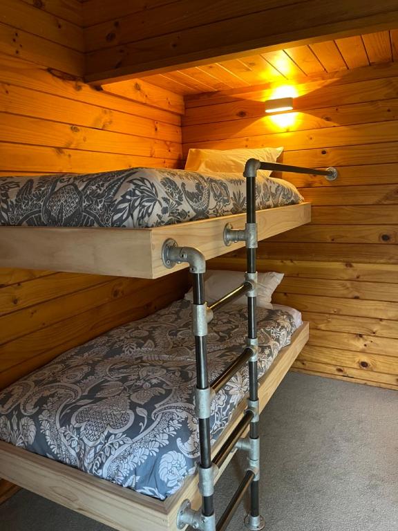 Postel nebo postele na pokoji v ubytování Smoke Lake Hot Springs Lodge & Camp