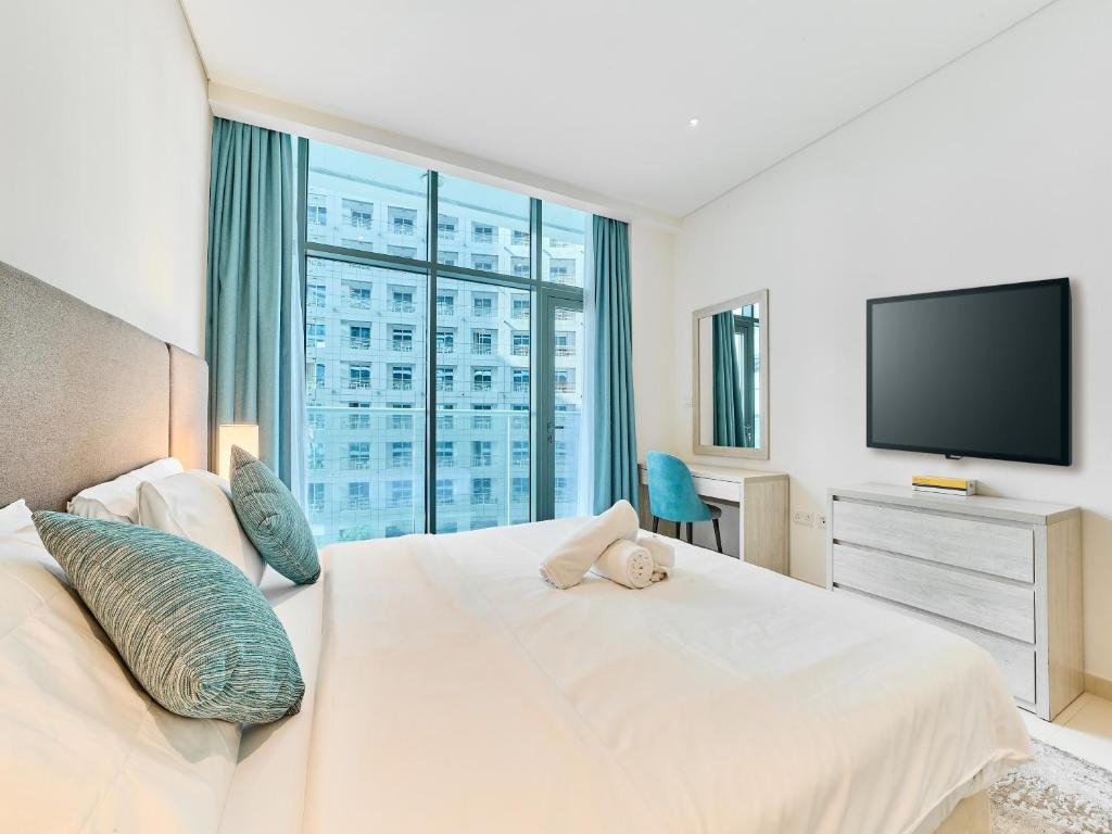 Postel nebo postele na pokoji v ubytování First Class Apartments in Seven Palm with direct Access to the West Palm Beach and Nakheel Mall