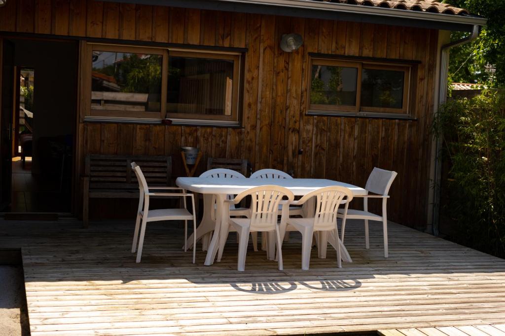 Φωτογραφία από το άλμπουμ του Appartement 2 chambres, terrasse bois indépendante, accès piscine privée σε Arès