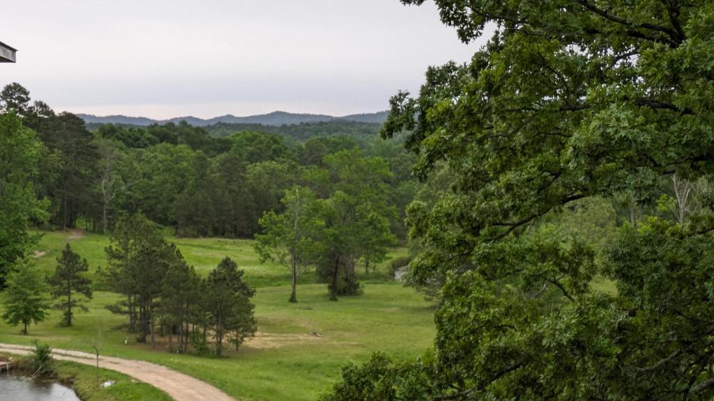 OdenにあるOuachita Campground at Edendellの木々と川の畑の眺め