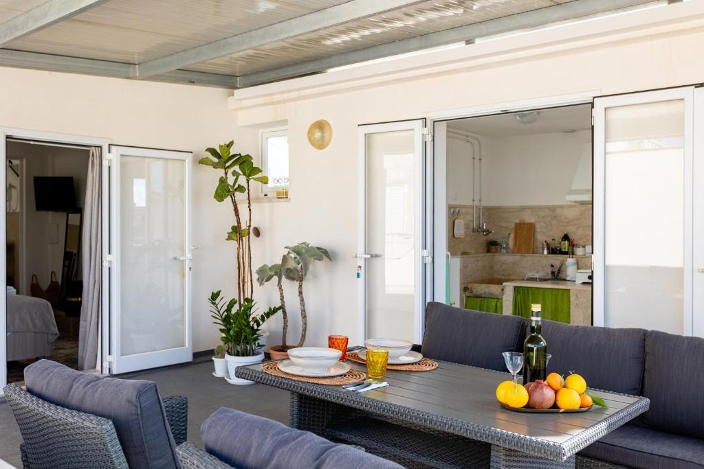 ein Esszimmer mit einem Tisch und Obst darauf in der Unterkunft Il Nido di Frisella in Marsala