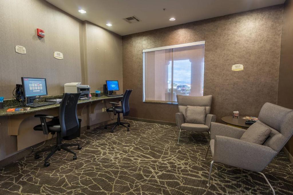 TV a/nebo společenská místnost v ubytování SpringHill Suites Ridgecrest