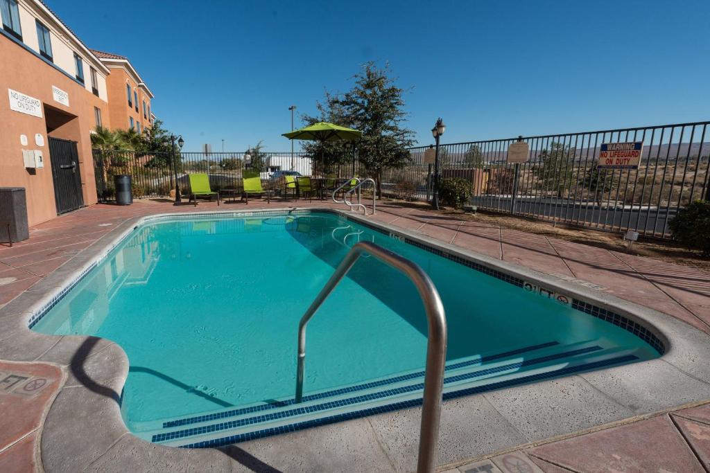 Bazén v ubytování SpringHill Suites Ridgecrest nebo v jeho okolí