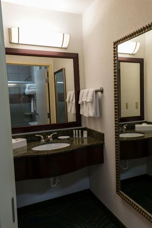 Koupelna v ubytování SpringHill Suites Ridgecrest