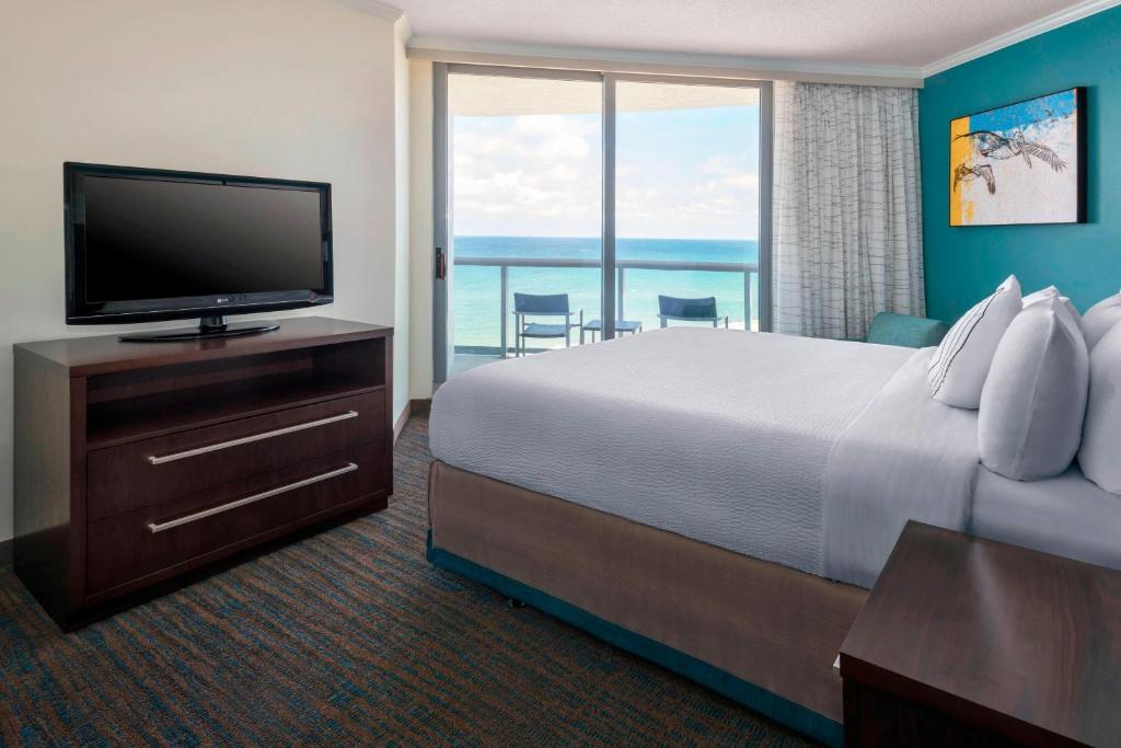 TV a/nebo společenská místnost v ubytování Residence Inn Fort Lauderdale Pompano Beach/Oceanfront