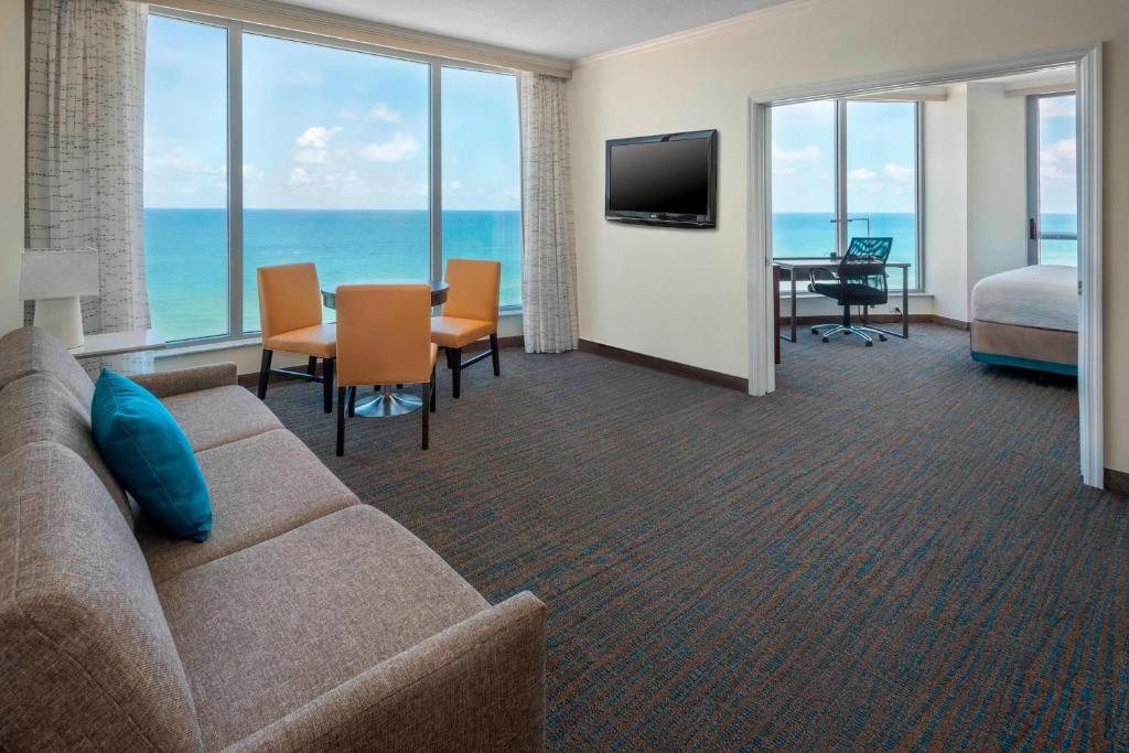 TV a/nebo společenská místnost v ubytování Residence Inn Fort Lauderdale Pompano Beach/Oceanfront
