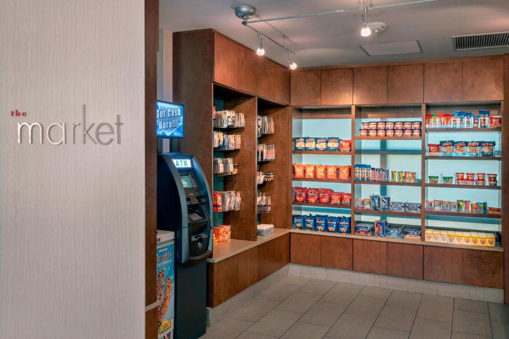 Supermarket nebo jiné obchody v  hotelu nebo okolí