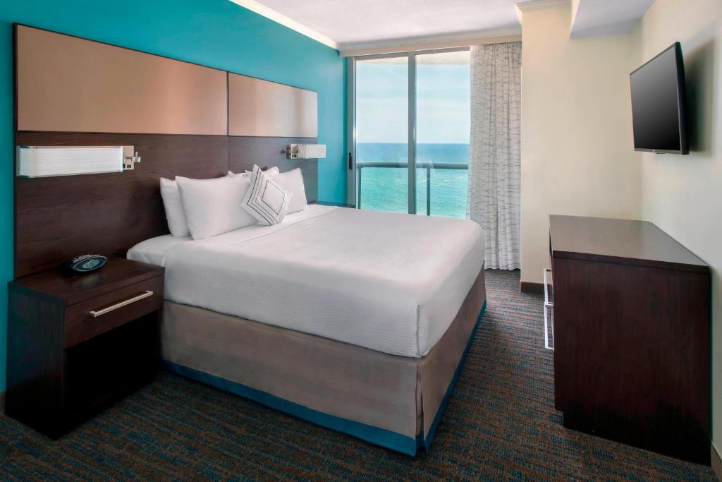 Postel nebo postele na pokoji v ubytování Residence Inn Fort Lauderdale Pompano Beach/Oceanfront