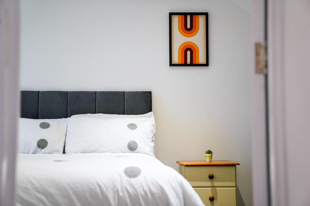 Postel nebo postele na pokoji v ubytování Awesome Coventry Home for Business Contractors and Suitable for families with Free Parking 14mins from NEC