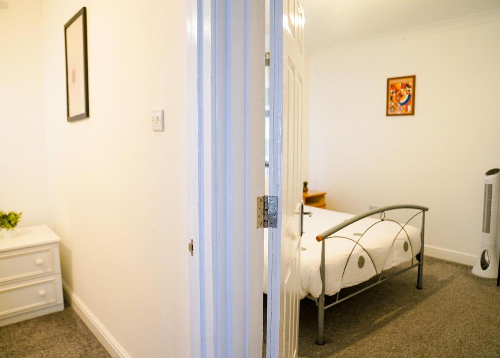 Postel nebo postele na pokoji v ubytování Awesome Coventry Home for Business Contractors and Suitable for families with Free Parking 14mins from NEC