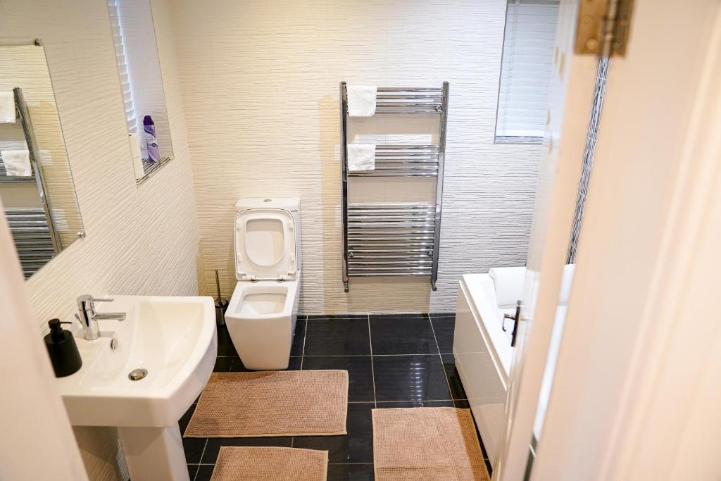 Koupelna v ubytování Awesome Coventry Home for Business Contractors and Suitable for families with Free Parking 14mins from NEC