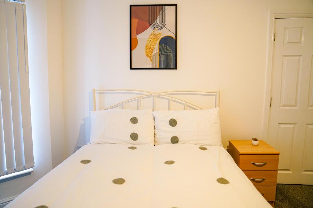 Postel nebo postele na pokoji v ubytování Awesome Coventry Home for Business Contractors and Suitable for families with Free Parking 14mins from NEC