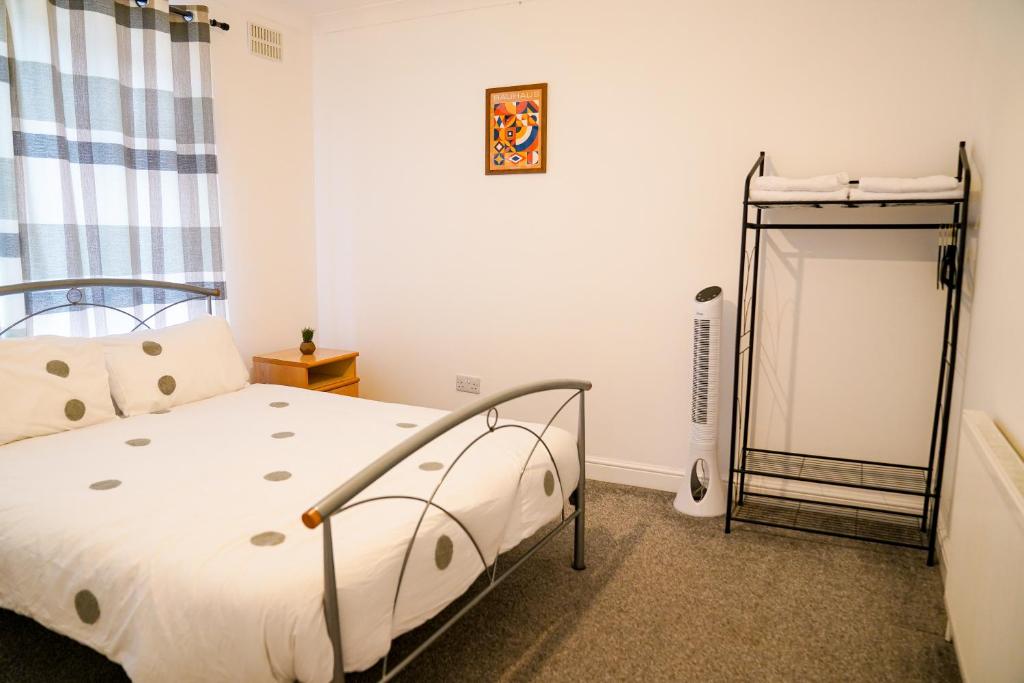 Postel nebo postele na pokoji v ubytování Awesome Coventry Home for Business Contractors and Suitable for families with Free Parking 14mins from NEC