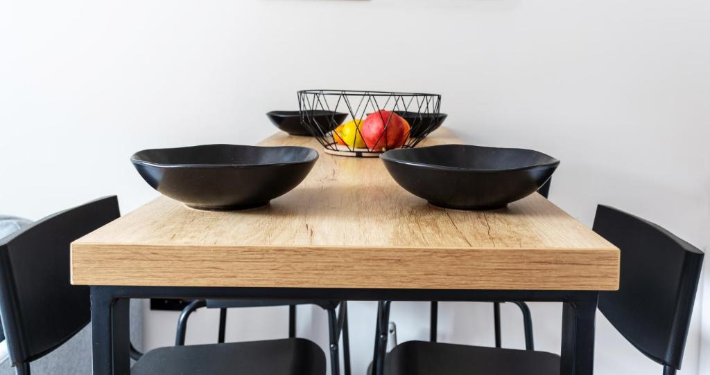 uma mesa de madeira com duas tigelas pretas sobre ela em Studio Bele Staze Central em Brzeće