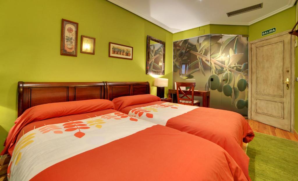 Postel nebo postele na pokoji v ubytování Hostal Rural Txapi Txuri Logis Hotels