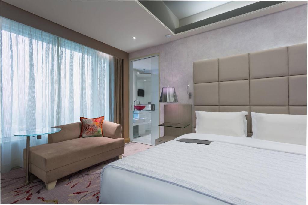 Postel nebo postele na pokoji v ubytování Le Meridien Gurgaon, Delhi NCR