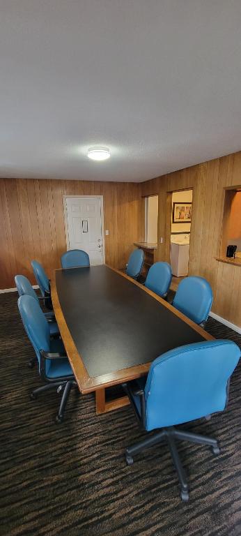 Zona de afaceri și/sau sala de conferințe de la Recreation Inn and Suites Kelowna