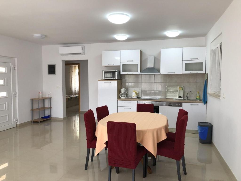 Kuchnia lub aneks kuchenny w obiekcie House LjubaV