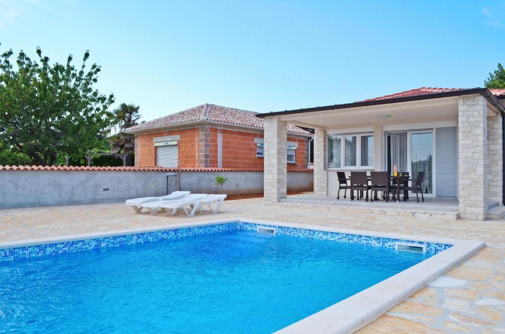 basen przed domem w obiekcie House LjubaV w Medulinie