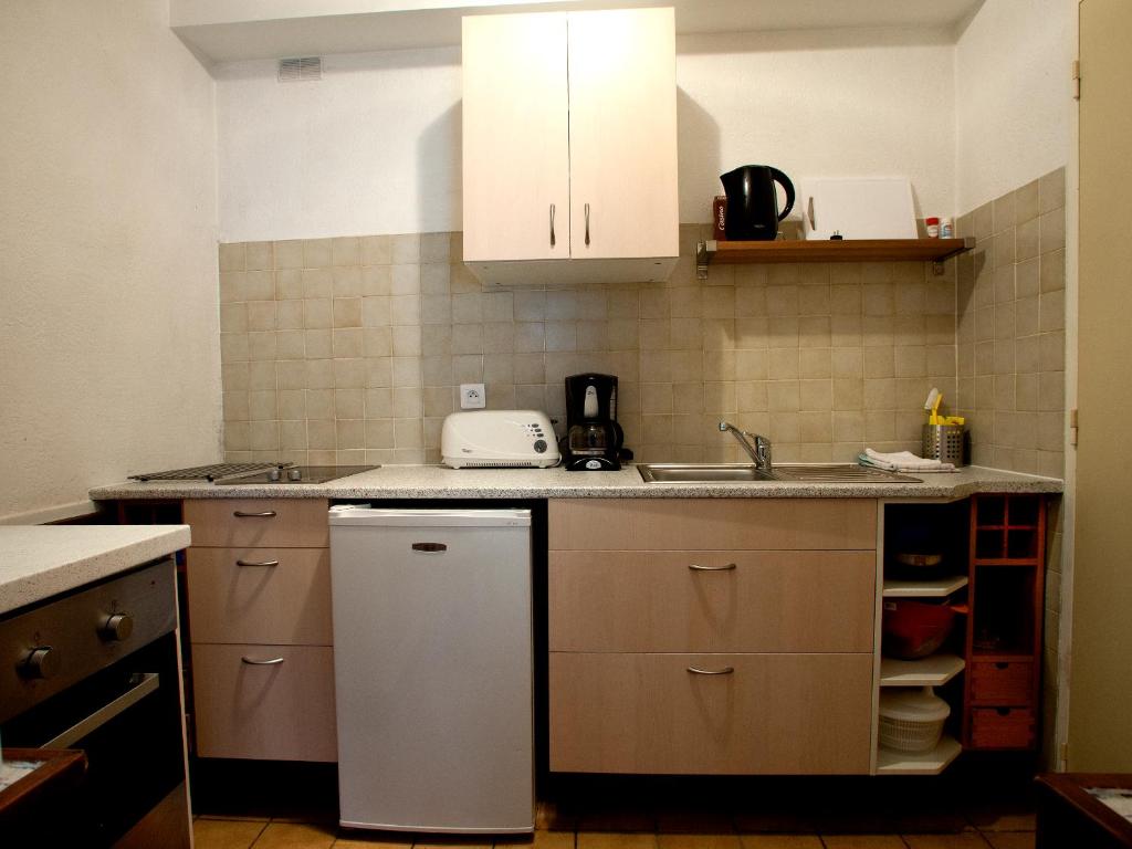 Kuchyň nebo kuchyňský kout v ubytování Hôtel Du Soleil