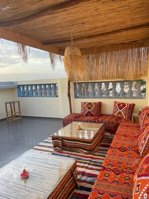 Posezení v ubytování Waveside Hostel