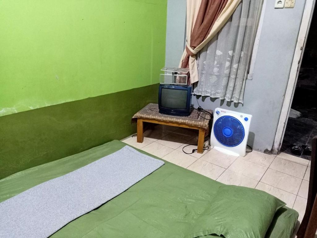 Postel nebo postele na pokoji v ubytování Pendopo Kayuwanan Syariah Near Terminal Giwangan