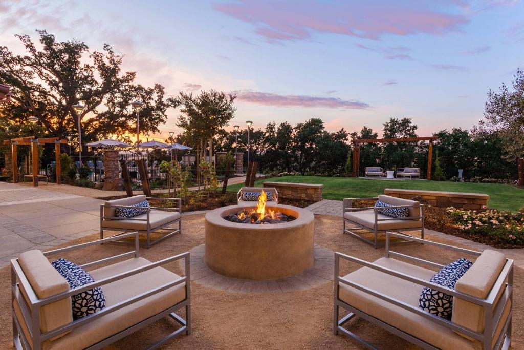 アタスカデロにあるSpringHill Suites by Marriott Paso Robles Atascaderoのパティオ(椅子2脚、ファイヤーピット付)