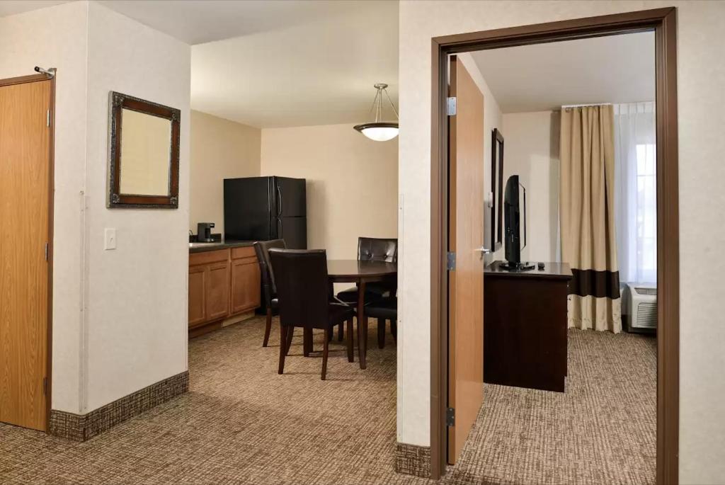 Comfort Inn & Suites Madison North photo