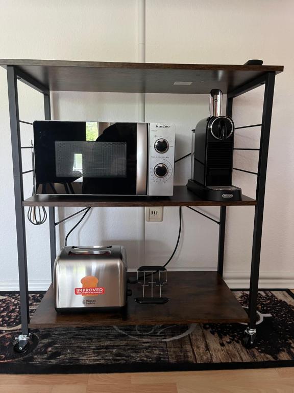 a shelf with a microwave and a toaster oven at Wohnung mit Küche Balkon Parkplatz in der Nähe von Heidelberg in Dossenheim