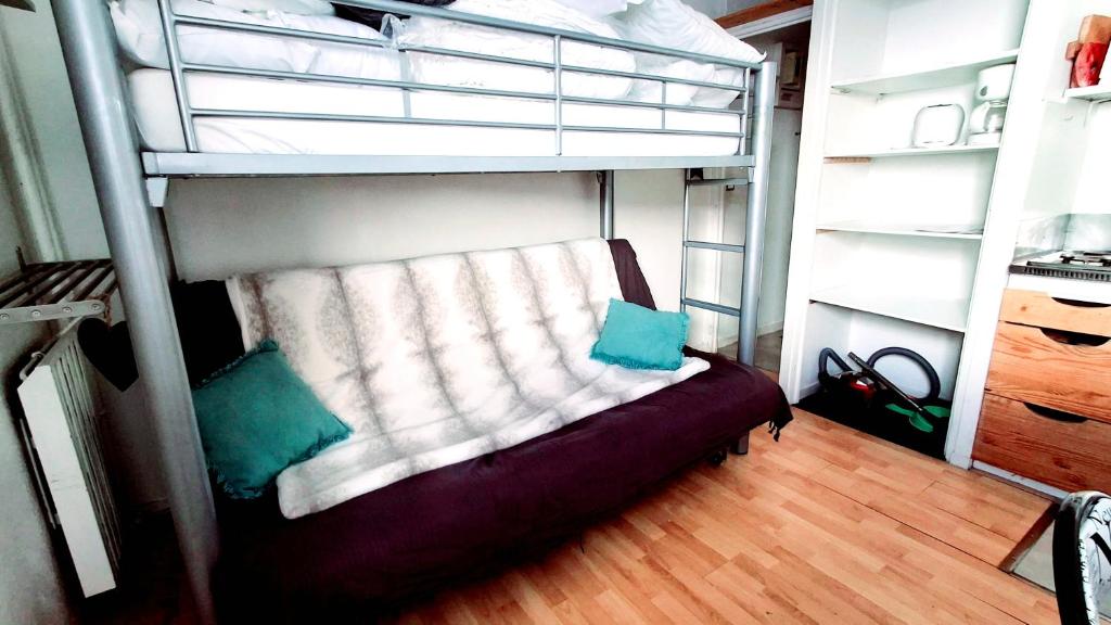 - une chambre avec des lits superposés et 2 oreillers dans l'établissement Petit nid au Pic du Midi, à Bagnères-de-Bigorre