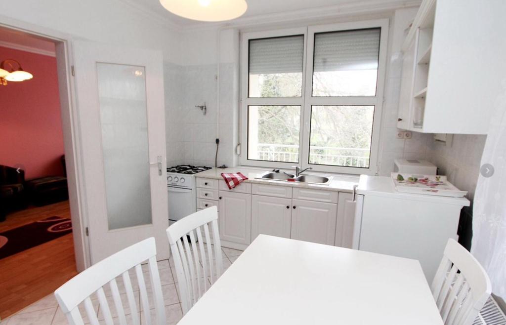 ヘーヴィーズにあるYuliya 9の白いテーブルと窓のある白いキッチン