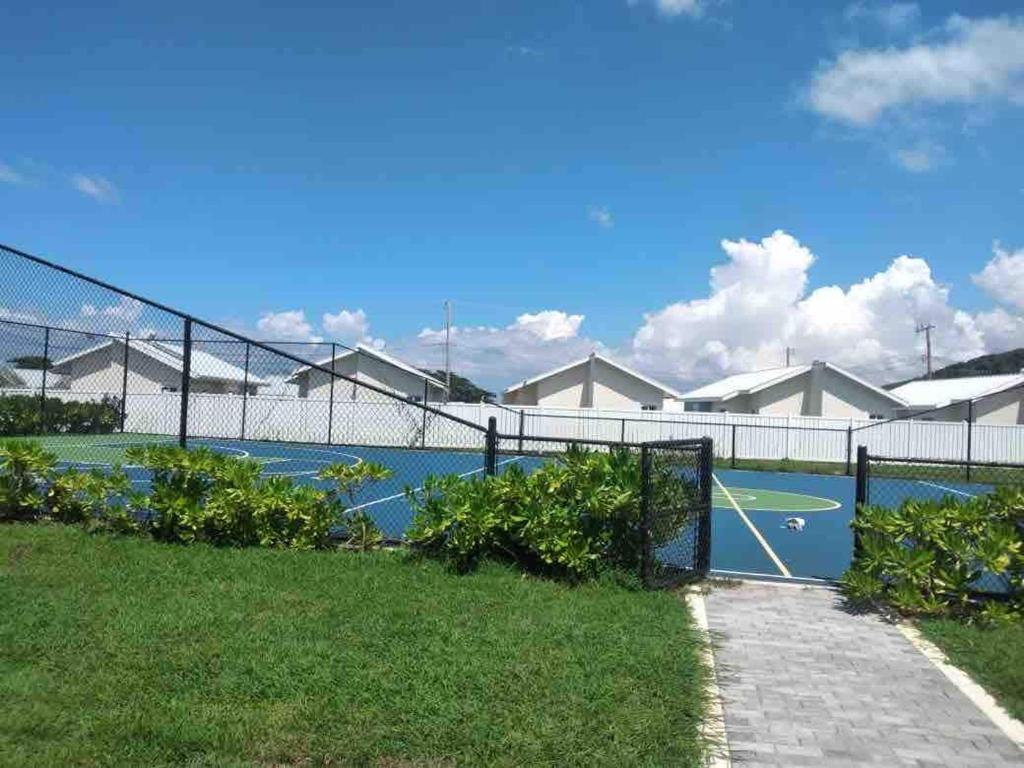 Bazén v ubytování Royal Oasis nebo v jeho okolí