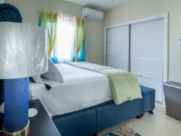 Postel nebo postele na pokoji v ubytování Royal Oasis
